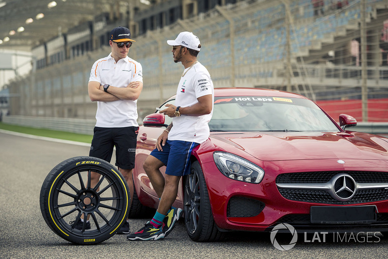 Lewis Hamilton, Mercedes-AMG F1 y Stoffel Vandoorne, McLaren con los coches de Pirelli Hot Laps