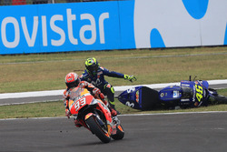 Marc Marquez, Repsol Honda Team, Valentino Rossi, Yamaha Factory Racing se touchent
