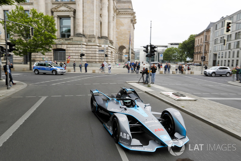 Kampiun Formula 1, Nico Rosberg, melibas jalanan Berlin dengan mobil baru Formula E