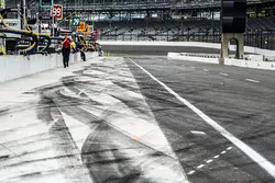 Reifenspuren in der Boxengasse des Indianapolis Motor Speedway