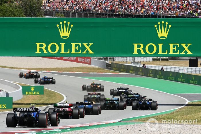 Fernando Alonso, Alpine A522, Zhou Guanyu, Alfa Romeo C42, Nicholas Latifi, Williams FW44, intentan atrapar al resto de monoplazas