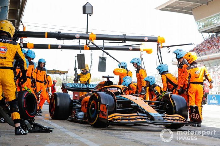 Daniel Ricciardo, McLaren MCL36, hace una parada en boxes 