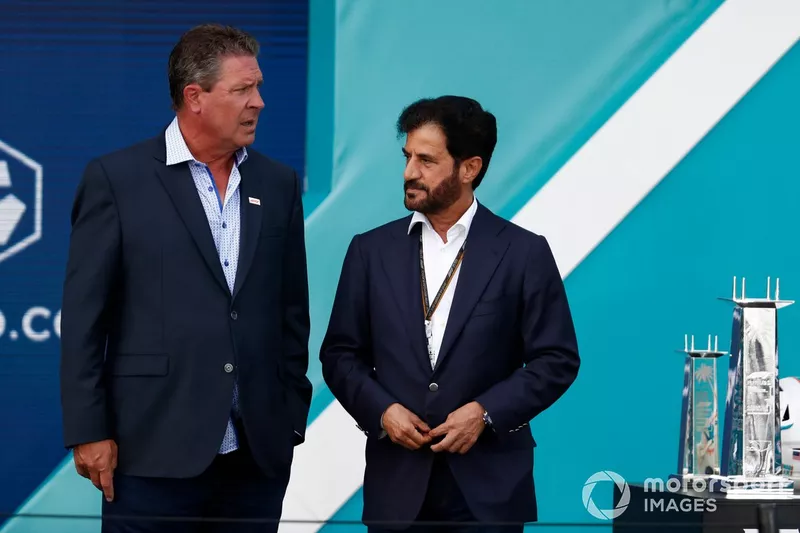 Estrella y antiguo jugador de los Miami Dolphis, Dan Marino y Mohammed bin Sulayem, presidente de la FIA, en el podio
