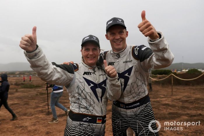 Jutta Kleinschmidt, ABT CUPRA XE, y Mattias Ekstrom, ABT CUPRA XE, 2ª posición, dan el visto bueno