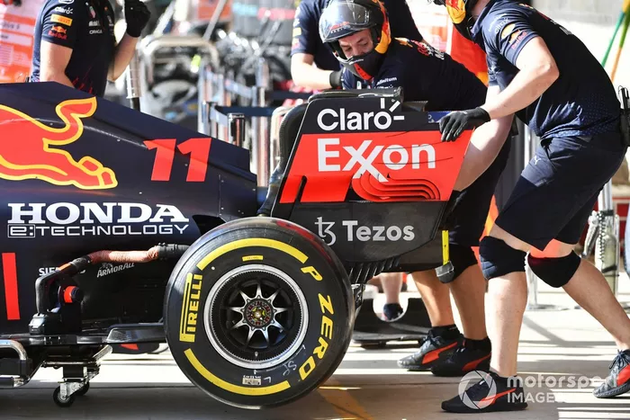 Sergio Pérez, Red Bull Racing RB16B, en boxes durante los entrenamientos