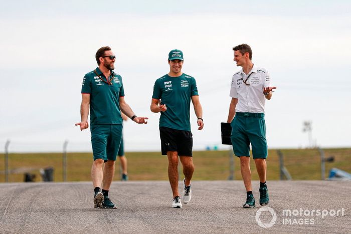 Lance Stroll, Aston Martin camina por la pista