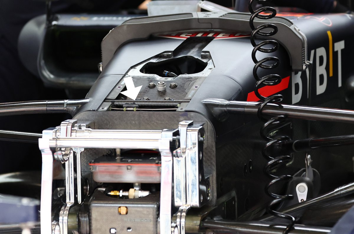 Red Bull Racing RB18, detalle de la suspensión delantera con el brazo superior único