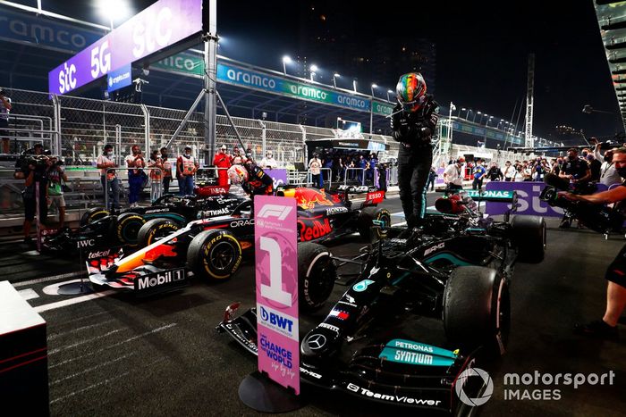 Lewis Hamilton, Mercedes, 1ª posición, celebra en el Parc Ferme