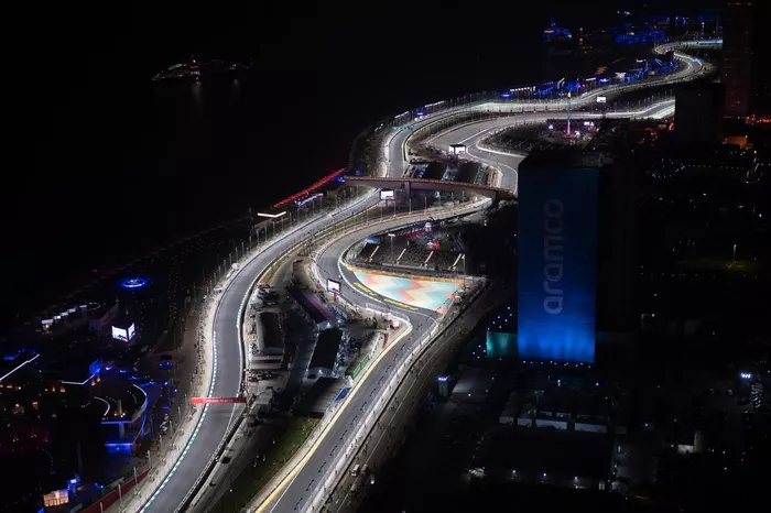 Vista nocturna del circuito Yeda  Corniche