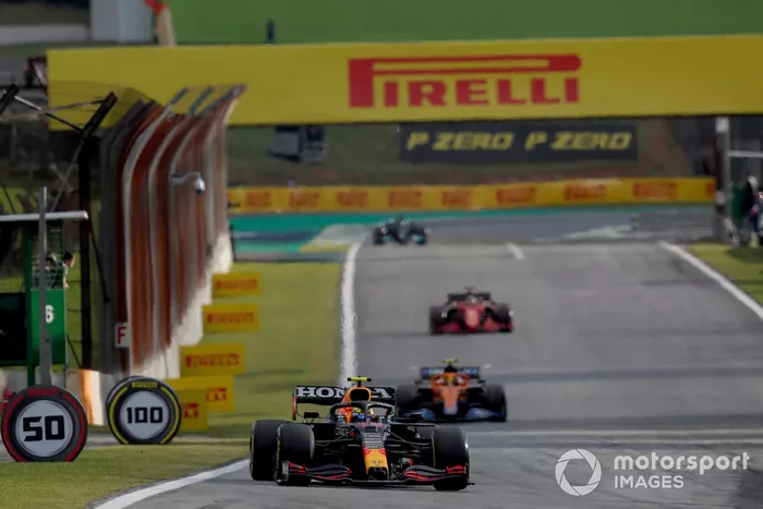 Sergio Pérez, Red Bull Racing RB16B, Lando Norris, McLaren MCL35M