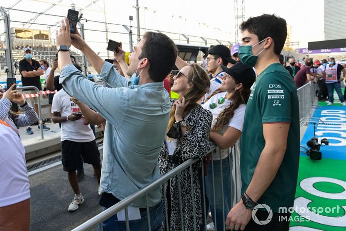Lance Stroll, Aston Martin, posa para las fotos con los fans