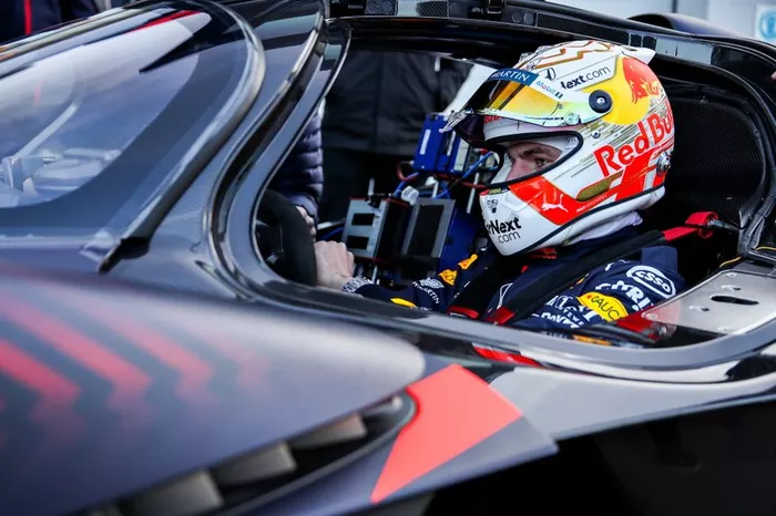 Max Verstappen y Alexander Albon, pilotos de Red Bull Racing, disfrutan del Red Bull Racing Aston Martin Valkyrie
