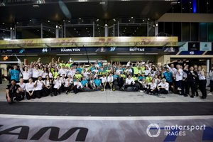 Lewis Hamilton, Mercedes AMG F1, Valtteri Bottas, Mercedes AMG F1, Toto Wolff, teambaas, Mercedes AMG, en het gehele team vieren de overwinning en het behalen van beide kampioenschappen