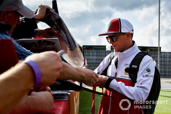 Kimi Raikkonen, Alfa Romeo Racing firma un autografo ad un fan