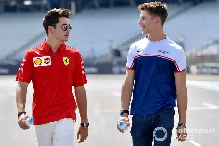 Charles Leclerc, Ferrari, ispeziona il circuito con il fratello Arthur Leclerc