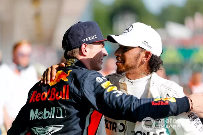 El segundo lugar Max Verstappen, Red Bull Racing y el ganador Lewis Hamilton, Mercedes AMG F1