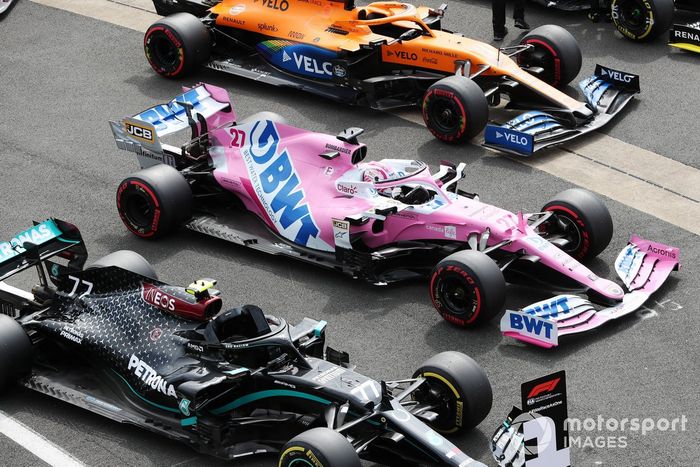 Los monoplazas del ganador de la pole Valtteri Bottas, Mercedes F1 W11, Nico Hulkenberg, Racing Point RP20, Lando Norris, McLaren MCL35, y Daniel Ricciardo, Renault F1 Team R.S.20, en Parc Ferme