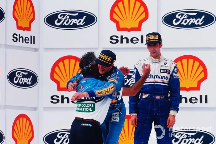 Podio: segundo lugar Damon Hill, Williams, ganador Michael Schumacher, Benetton y Flavio Briatore director del equipo de Benetton