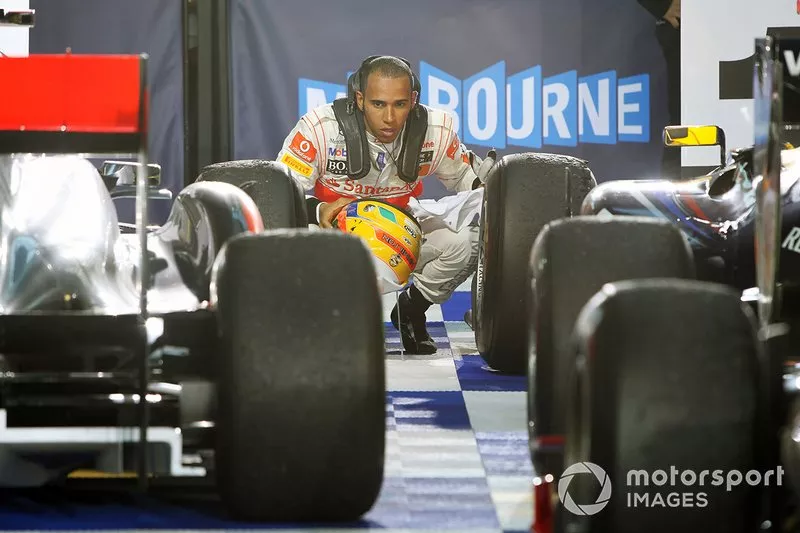 Lewis Hamilton, McLaren regarde les voitures dans le parc fermé