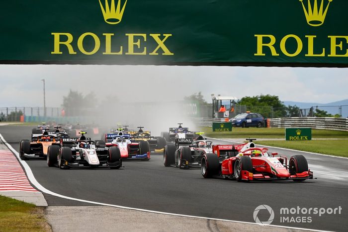 Mick Schumacher, Prema Racing, Luca Ghiotto, Hitech Grand Prix, Jack Aitken, Campos Racing, Robert Shwartzman, Prema Racing y Christian Lundgaard, ART Grand Prix al inicio