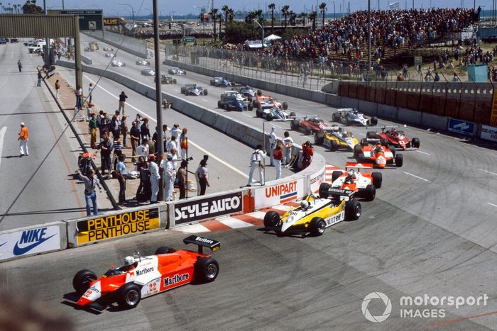 Andrea de Cesaris, Alfa Romeo 182, René Arnoux, Renault RE30B, Niki Lauda, McLaren MP4-1B Ford, Bruno Giacomelli, Alfa Romeo 182, y Gilles Villeneuve, Ferrari 126C2 al inicio