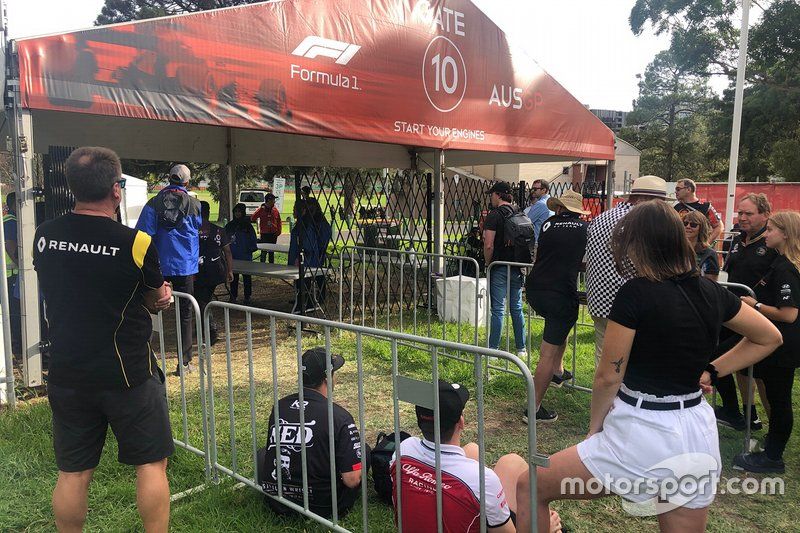 Filas de fans fuera de la puerta 10 