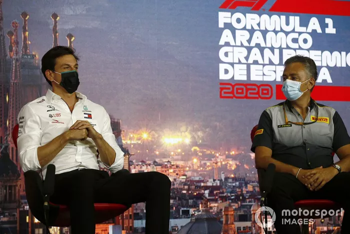 Toto Wolff, Director Ejecutivo Mercedes AMG y Mario Isola, Gerente de Carreras, Pirelli Motorsport 