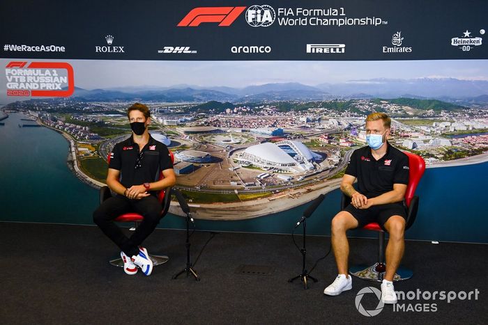 Romain Grosjean, Haas F1 y Kevin Magnussen, Haas F1, en la conferencia de prensa