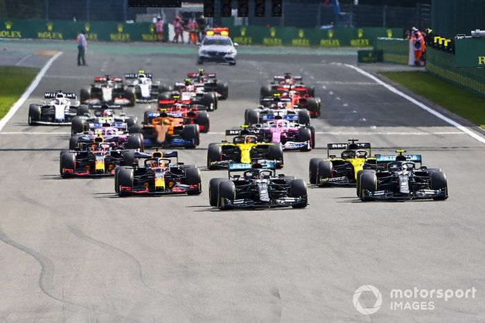 Lewis Hamilton, Mercedes F1 W11 Valtteri Bottas, Mercedes F1 W11 y Daniel Ricciardo, Renault F1 Team R.S.20 al inicio