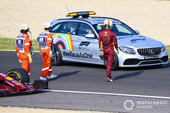 El Medical car se lleva a Sebastian Vettel, Ferrari