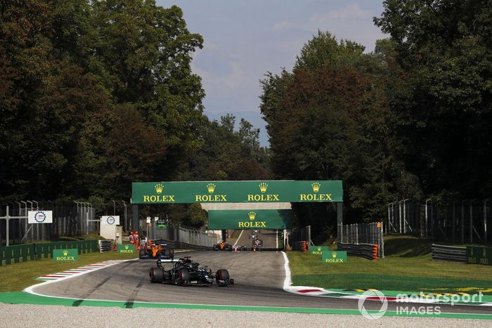 Lewis Hamilton, Mercedes F1 W11, Carlos Sainz Jr., McLaren MCL35, Lando Norris, McLaren MCL35