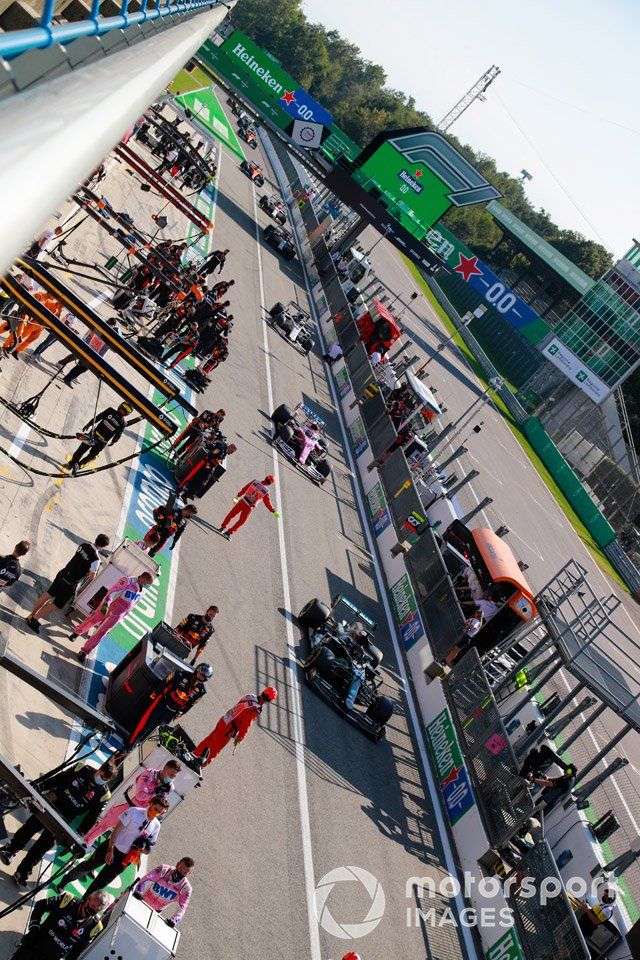 Lewis Hamilton, Mercedes F1 W11, y los pilotos en pits