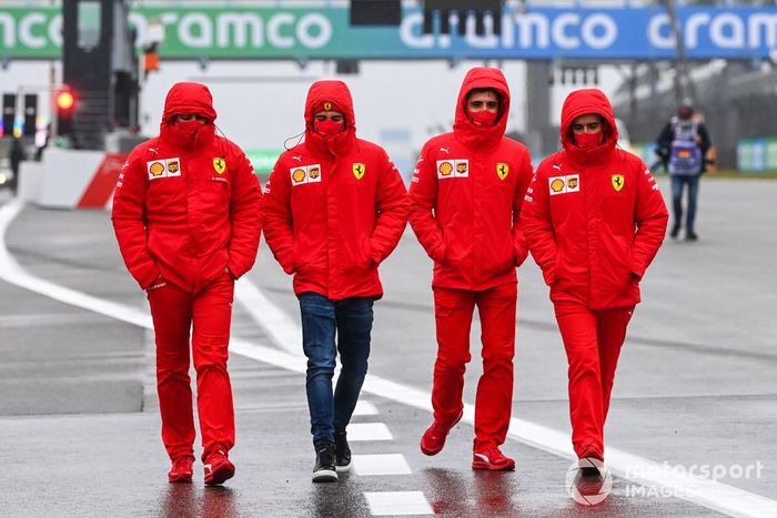 Charles Leclerc, Ferrari, recorre la pista con miembros del equipo