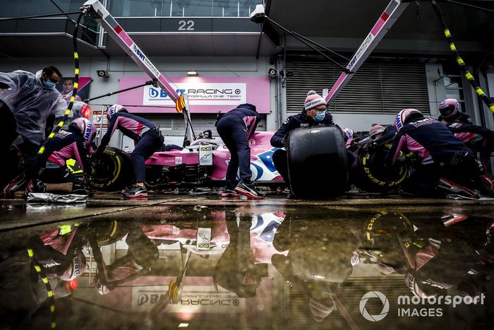 El equipo Racing Point practica pitstops
