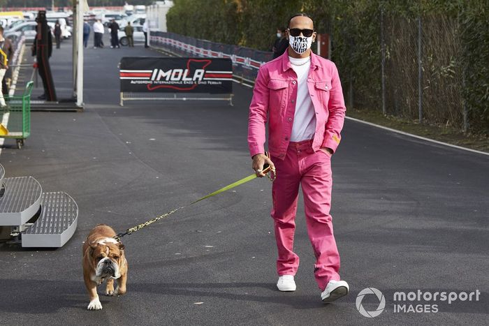 Lewis Hamilton, Mercedes-AMG F1, con su perro Roscoe