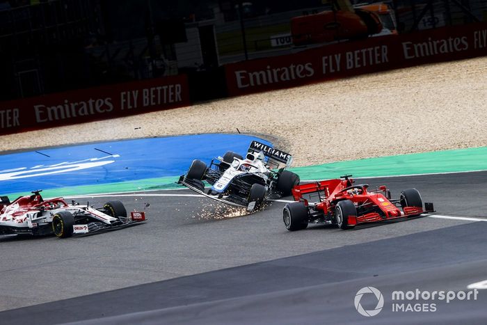 Sebastian Vettel, Ferrari SF1000, Kimi Raikkonen, Alfa Romeo Racing C39 y George Russell, Williams FW43 accidente