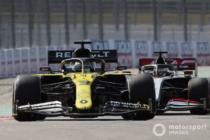 Daniel Ricciardo, Renault F1 Team R.S.20, Romain Grosjean, Haas VF-20