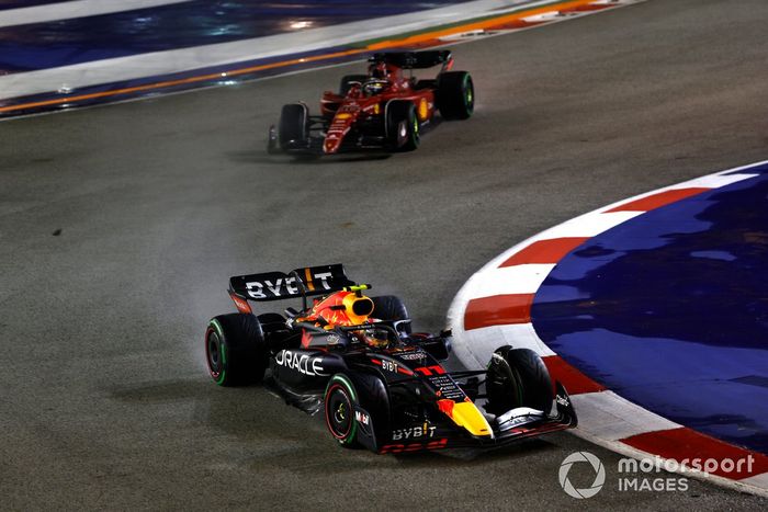 Sergio Pérez, Red Bull Racing RB18, Charles Leclerc, Ferrari F1-75