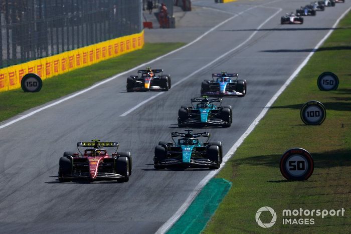 Carlos Sainz, Ferrari F1-75, Lance Stroll, Aston Martin AMR22, Sebastian Vettel, Aston Martin AMR22