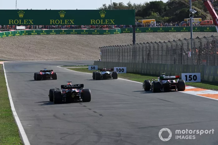 Fernando Alonso, Alpine A522, George Russell, Mercedes W13, Zhou Guanyu, Alfa Romeo C42, Max Verstappen, Red Bull Racing RB18