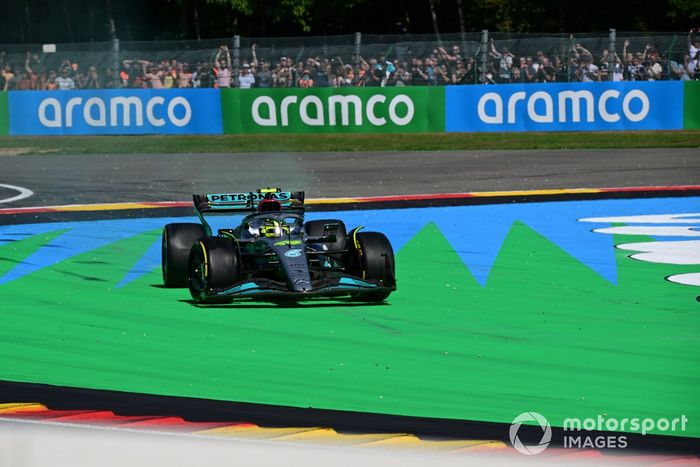 Lewis Hamilton, Mercedes W13, tras el contacto con Fernando Alonso, Alpine A522