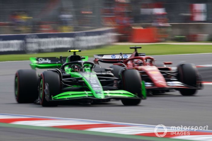 Zhou Guanyu, Stake F1 Team KICK Sauber C44, Charles Leclerc, Ferrari SF-24 
