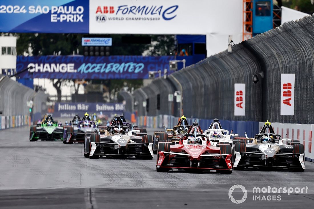 Oliver Rowland Equipo Nissan de Fórmula E Nissan e-4ORCE 05 Nick Cassidy Jaguar TCS Racing Jaguar I-TYPE 7, Mitch Evans Jaguar TCS Racing Jaguar I-TYPE 7