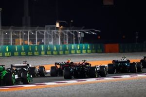 Sergio Pérez, Red Bull Racing RB20, Lewis Hamilton, Mercedes F1 W15, Liam Lawson, VCARB 01, en la primera vuelta