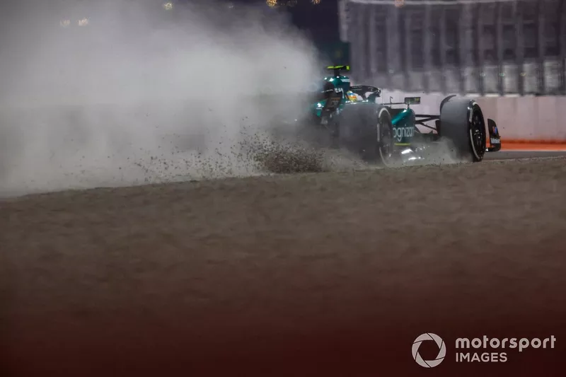 Fernando Alonso, Aston Martin AMR23, esce di pista