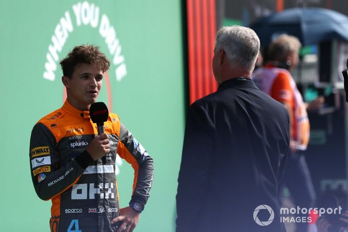 Lando Norris, McLaren, es entrevistado tras la clasificación por David Coulthard