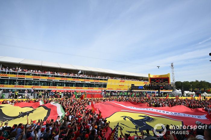 Una gran multitud se reúne para la ceremonia del podio