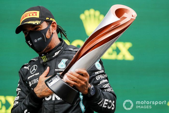 Podio: ganador y campeón del mundo Lewis Hamilton, Mercedes-AMG F1