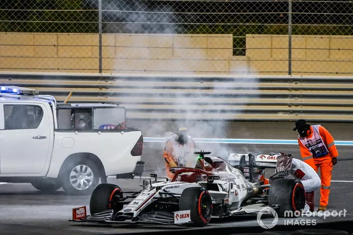 Kimi Raikkonen, Alfa Romeo Racing C39 detenido en la pista con el motor en llamas