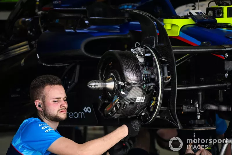 Un miembro del equipo trabajando en los frenos de un Williams FW45